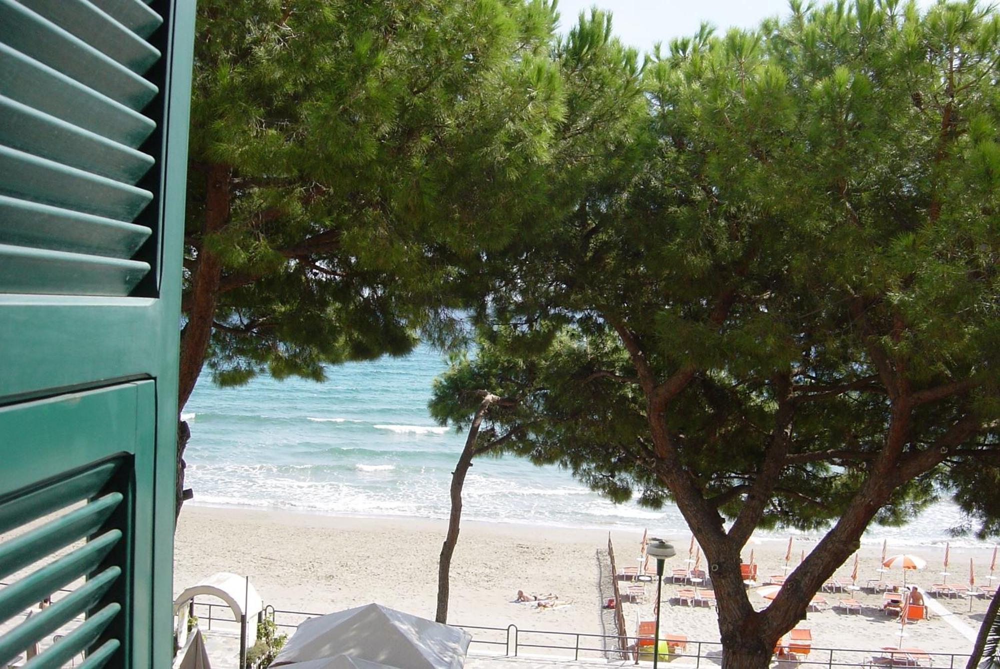 Hotel Beau Rivage Alassio Exterior photo